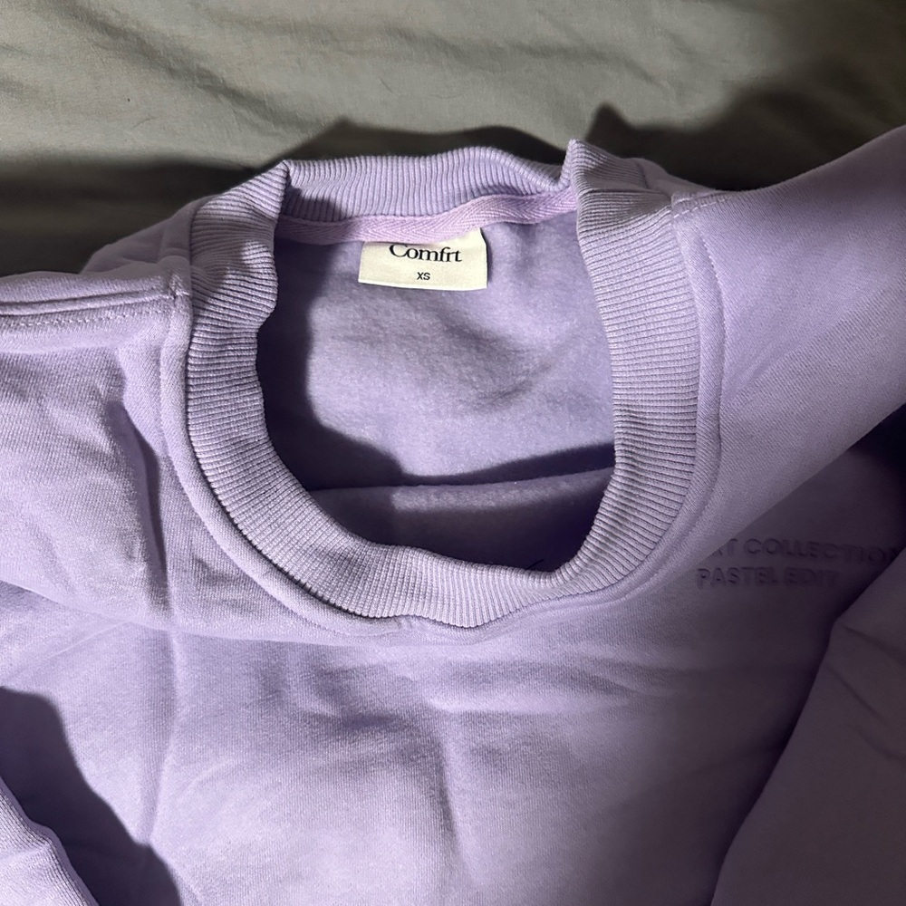 Comfrt Lavender Sweatshirt NWT - Picture 4 of 5